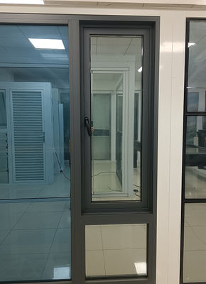 Des fenêtres modernes qui se balancent vers l'extérieur et qui durent longtemps avec des doubles vitrages