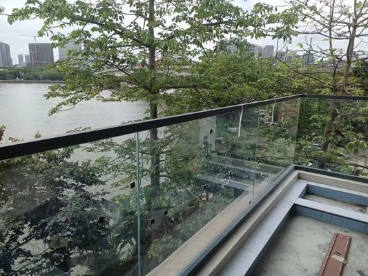 Système de garde-corps en verre sans cadre pour terrasses extérieures avec le guidon sur le toit en verre