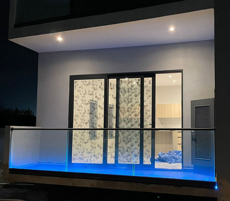 Balustrade en verre lumineux LED en aluminium Designs de garde-corps modernes en verre trempé sans cadre Barrière de balcon extérieur