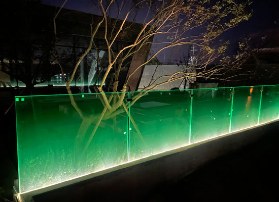 Escalier sans cadre de 12 mm, balcon en verre, garde-corps en U avec lumière LED