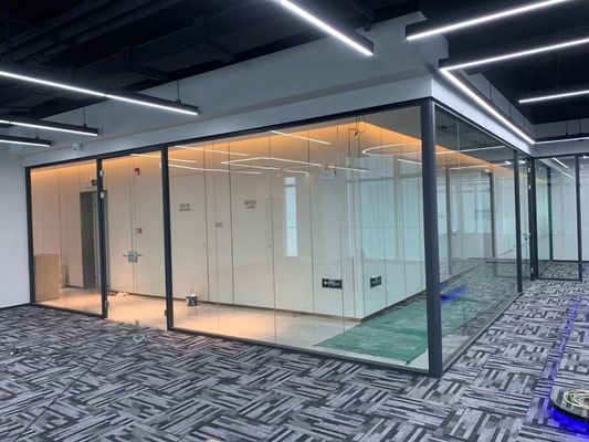 Porte pivotante en aluminium personnalisée avec revêtement au fluorocarbone