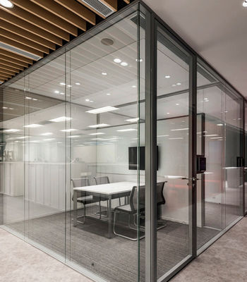 Taille personnalisée Porte pivotante en aluminium Porte pivotante en verre isolée trempée