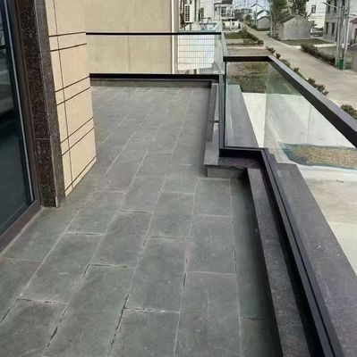 Système de garde-corps en verre sans cadre pour terrasses extérieures avec le guidon sur le toit en verre