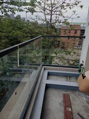 Système de garde-corps en verre sans cadre pour terrasses extérieures avec le guidon sur le toit en verre