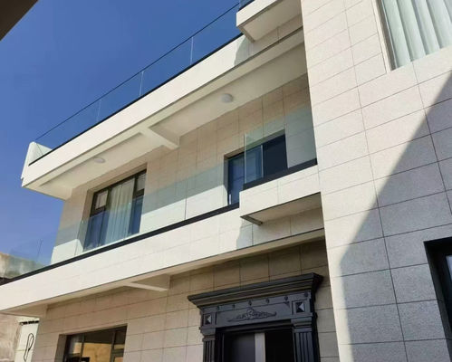 Système de garde-corps en verre sans cadre personnalisable pour les clôtures extérieures sûres et modernes