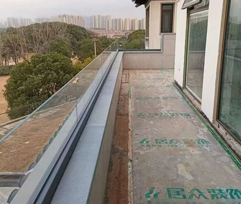 Système de garde-corps en verre sans cadre personnalisable pour les clôtures extérieures sûres et modernes