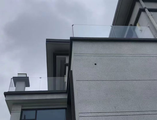 Balcon en aluminium, garde-corps en verre et balustrade en U-canal