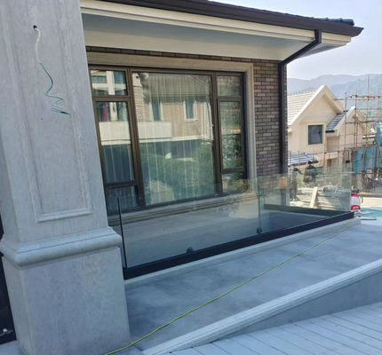 Balcon en aluminium, garde-corps en verre et balustrade en U-canal