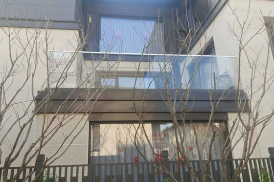 Balcon en aluminium, garde-corps en verre et balustrade en U-canal