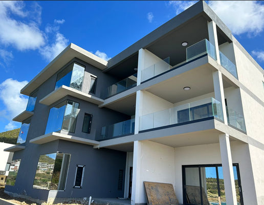 Barrière de verre en aluminium noir en U-canal Barrière de verre en aluminium stable