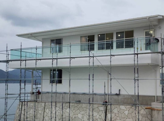 Balustrade en verre lumineux LED en aluminium Designs de garde-corps modernes en verre trempé sans cadre Barrière de balcon extérieur