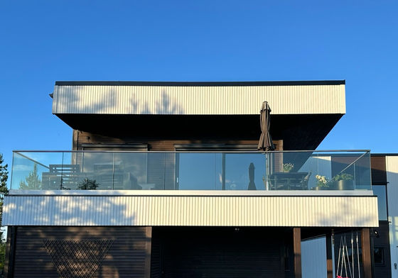 Balustrade en verre lumineux LED en aluminium Designs de garde-corps modernes en verre trempé sans cadre Barrière de balcon extérieur