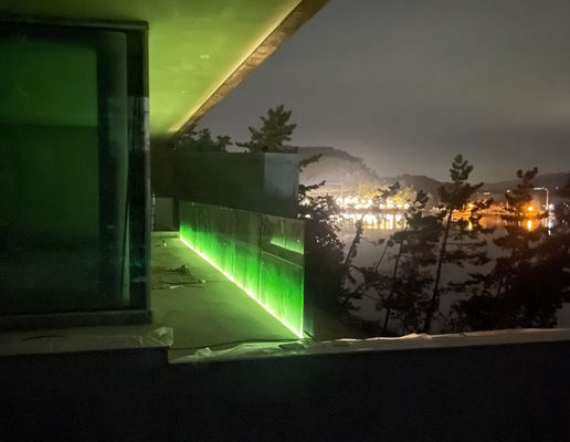 Escalier sans cadre de 12 mm, balcon en verre, garde-corps en U avec lumière LED