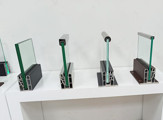 Balustrade en verre en aluminium U-canal résistant aux intempéries pour l' extérieur
