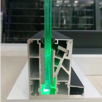 Garde-corps en verre en U avec éclairage LED coloré, verre feuilleté de 8 à 16 mm et garantie de plus de 5 ans