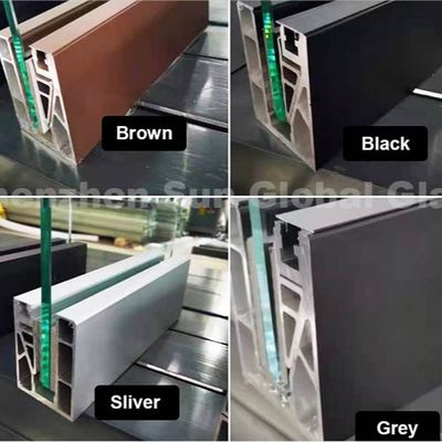 Garde-corps en verre en U au design moderne avec verre de 8 à 16 mm d'épaisseur et plus de 5 ans de garantie pour une utilisation intérieure/extérieure