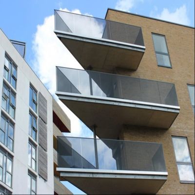 Barrière de verre trempé laminé moderne 8+8mm avec canal U en aluminium pour une durabilité et une garantie de plus de 5 ans