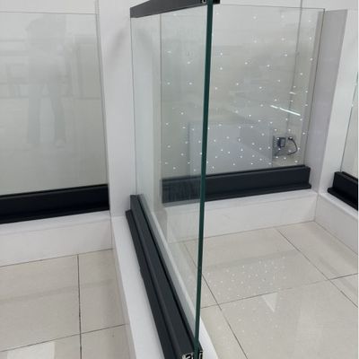 Barrière de verre Morden 8+8 mm en verre trempé lamellé en aluminium Barrière de verre U-canal