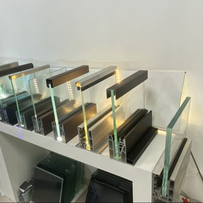 Barrière de verre Morden 8+8 mm en verre trempé lamellé en aluminium Barrière de verre U-canal