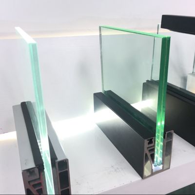 Système de profilé en U en verre trempé stable de 800 à 1200 mm avec main courante en aluminium pour la sécurité et l'esthétique