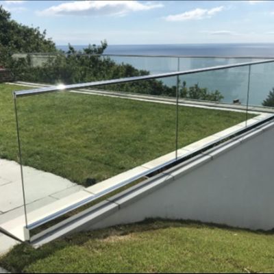 Système de profilé en U en verre trempé stable de 800 à 1200 mm avec main courante en aluminium pour la sécurité et l'esthétique