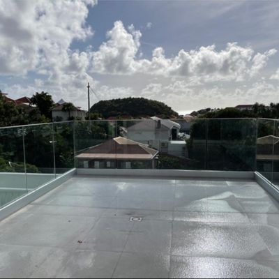 Vue ouverte Barrière de verre sans cadre Balcon Balustrade Canal en verre U Avec lumières LED