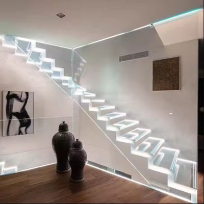 Escalier flottant à LED solide et personnalisé avec poutre d'acier cachée et garde-corps en verre