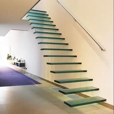 Escalier flottant à LED solide et personnalisé avec poutre d'acier cachée et garde-corps en verre