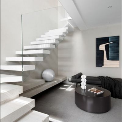 Escalier flottant à LED solide et personnalisé avec poutre d'acier cachée et garde-corps en verre