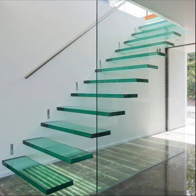 Escalier flottant moderne à l'intérieur ou à l'extérieur avec balustrades et trottoirs personnalisés pour bâtiment commercial