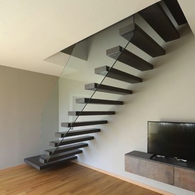 Escalier flottant moderne à l'intérieur ou à l'extérieur avec balustrades et trottoirs personnalisés pour bâtiment commercial