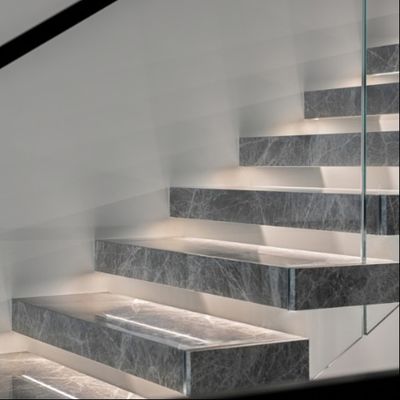 Des escaliers flottants de design moderne sur mesure avec une rampe en quartz et une ficelle mono invisible