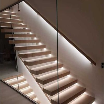 Des escaliers flottants de design moderne sur mesure avec une rampe en quartz et une ficelle mono invisible