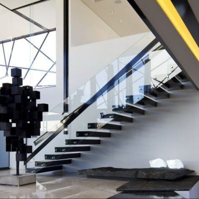 Des escaliers flottants de design moderne sur mesure avec une rampe en quartz et une ficelle mono invisible