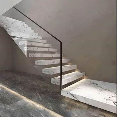 Escaliers flottants en verre personnalisables Design durable et élégant avec garde-corps en acier inoxydable satin/miroir