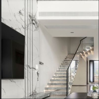 Escaliers flottants en verre personnalisables Design durable et élégant avec garde-corps en acier inoxydable satin/miroir