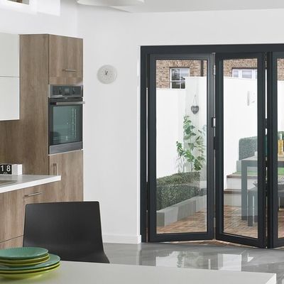 Vitres trempées en aluminium et fenêtres pliantes en chêne doré pour les centres de congrès