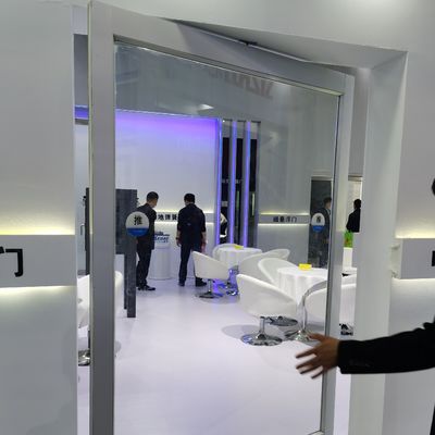 Cadre en alliage d'aluminium Design de luxe porte d'entrée pivotée en verre trempé stratifiée en tailles personnalisées pour le type de verre simple et double