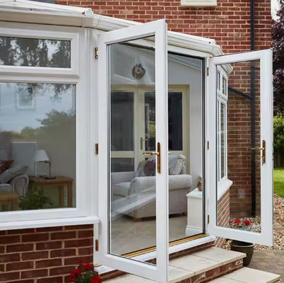 Porte-fenêtre battante en aluminium personnalisable avec une épaisseur de profil de 1,4 à 3,0 mm et une grande durabilité pour les espaces modernes