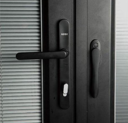 Porte pliante en aluminium commercial avec verrouillage à plusieurs points et caractéristiques de sécurité et d'entretien réduites