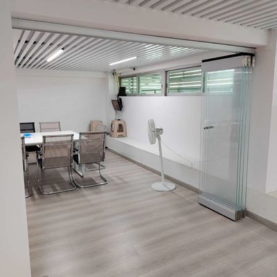 Porte à deux battants en aluminium imperméable à l'eau et à haute durabilité et efficacité énergétique