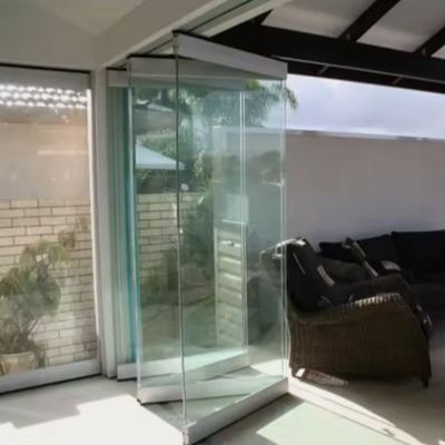 Porte pliante en verre sans cadre Entrepôt intérieur Noir Porte pliante de patio Porte bipliante en aluminium Blanc