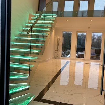OEM/ODM personnalisé Elegant Design Escalier en verre avec garde-corps en verre et LED automatique
