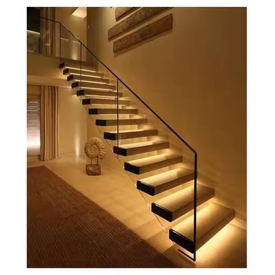 Escalier flottant en bois de hêtre personnalisé avec garde-corps en verre et lumières LED finition satinée