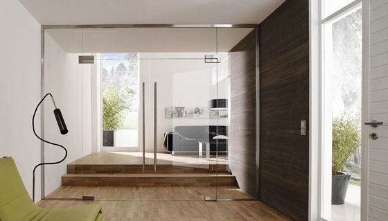 Vue complète mur de séparation en verre transparent sans cadre pour bureau, maison, atelier