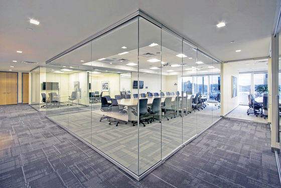 Vue complète mur de séparation en verre transparent sans cadre pour bureau, maison, atelier