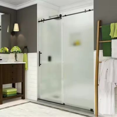 Cabine de salle de douche moderne à cadre doré avec accessoires de matériel personnalisables et poignée de salle de bain Porte en verre trempé