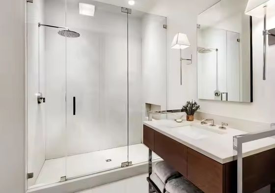 Système de paroi vitrée sans cadre avec quincaillerie personnalisable et support en ligne 24h/24