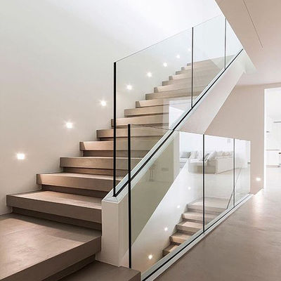 Réglage de l'escalier à l'aide d'une pince en verre à profilé en aluminium U avec cadre de rails supérieur