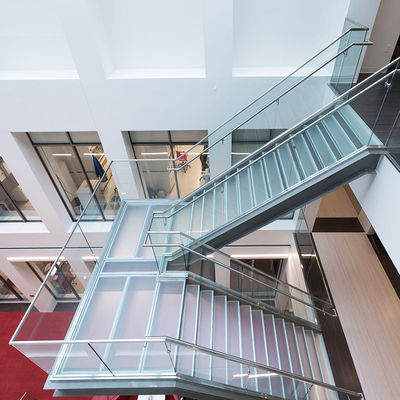 Réglage de l'escalier à l'aide d'une pince en verre à profilé en aluminium U avec cadre de rails supérieur